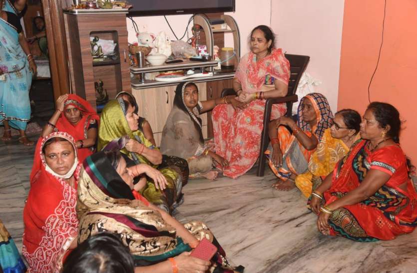 mother Archana and three sisters got ups et after crying.jpg सडक़ हादसे ने इकलौते एसआई बेटे को छीन लिया