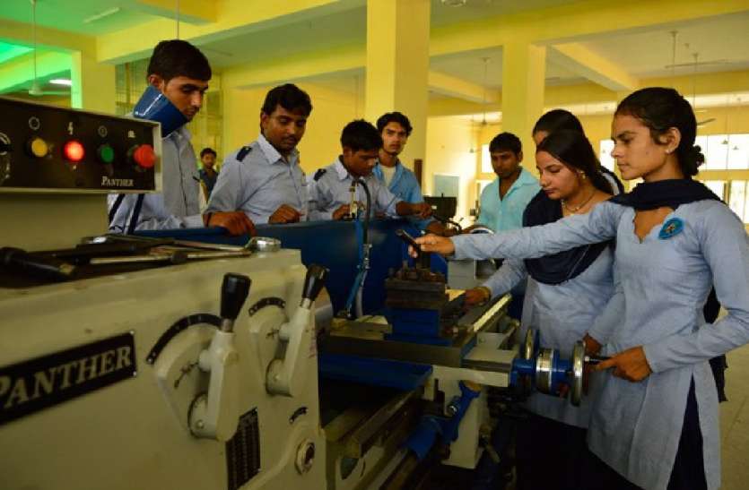 यूपी में अब आईटीआई हुईं प्राइवेट, छात्रों को 54 गुना ज्यादा चुकानी होगी फीस यूपी में अब आईटीआई हुईं प्राइवेट, छात्रों को 54 गुना ज्यादा चुकानी होगी फीस