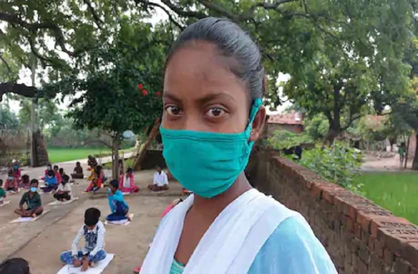 महादलित उर्मिला की पाठशाला में भविष्य के सपने बुन रहे नन्हे-मुन्ने महादलित उर्मिला की पाठशाला में भविष्य के सपने बुन रहे नन्हे-मुन्ने