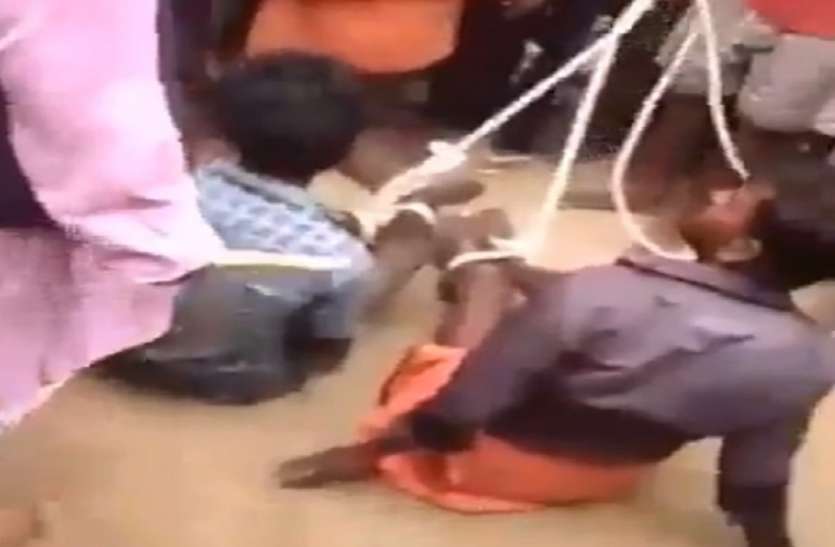 Jharkhand Mob Lynching Video Video: भीड़ ने 2 बच्चों को बेरहमी से पीटा, रस्सी से बांधकर घसीटा, मोबाइल चोरी का लगा था आरोप