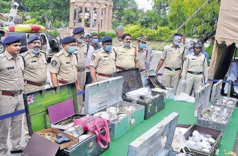 सरकारी अकाउंटेंट की करोड़ों की संपत्ति और हथियार बारामद, खुलती गई पेटियां, निकलता गया खजाना सरकारी अकाउंटेंट की करोड़ों की संपत्ति और हथियार जब्त, खुलती गई पेटियां, निकलता गया खजाना