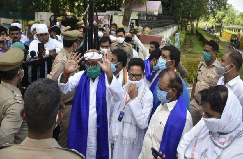 UP Politics : सत्यमेव जयते के बहाने जीत की जुगत में कांग्रेस, राह में रोड़ा बन रही बसपा और भीम आर्मी UP Politics : सत्यमेव जयते के बहाने जीत की जुगत में कांग्रेस, राह में रोड़ा बन रही बसपा और भीम आर्मी
