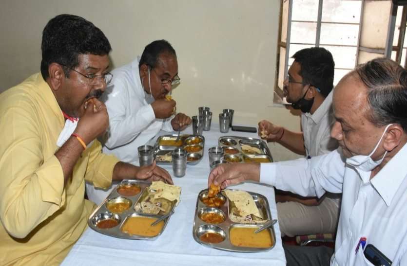 पहले दिन 5 स्थानों पर ही शुरू हो सकी इंदिरा रसोई 5 स्थानों पर ही शुरू हो सकी इंदिरा रसोई