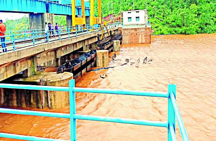 Over 24 hours of rain, on the Amner and Muska river swells, the main hall barrage is full, the gates opened ... 24 घंटे से झमाझम बारिश, आमनेर और मुस्का नदी उफान पर, प्रधानपाठ बैराज लबालब, खोले गए गेट ...
