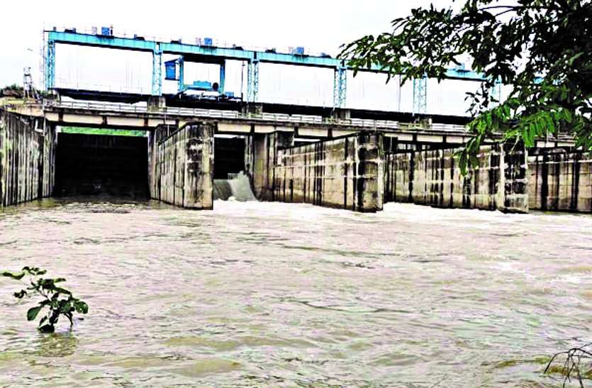 Due to incessant rains, the rivers were in spate, spill barrages, mongra and all barrages opened gates ... झमाझम लगातार बारिश होने से नदियां उफान पर, छलके बैराज, मोंगरा सहित सभी बैराजों के खोले गए गेट ...