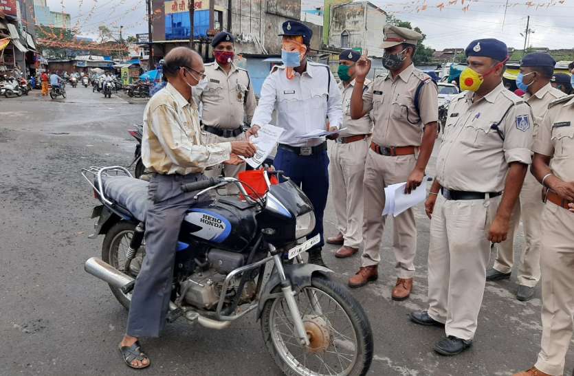 पर्चे बांटकर सिखाया यातायात के नियमों का पालन करना यातायात नियम तोडऩे वालों को पुलिस वर्दी में नजर आए भगवान गणेश