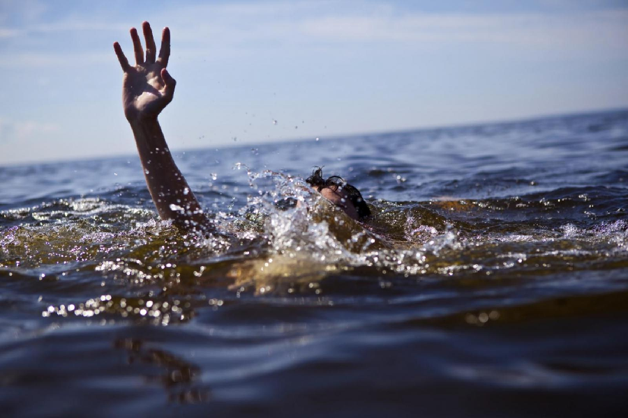 मां अपनी बच्ची के साथ नदी में डूबी, अंजान महिला ने बचाने को लगाई छलांग, उसके बाद...