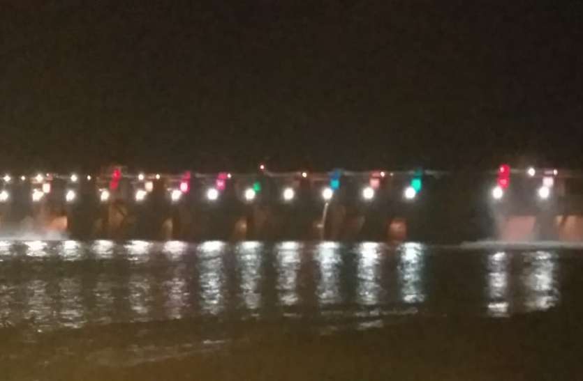 Heavy rains in Khandwa, nine gates of Omkareshwar dam opened Weather update: नर्मदा नदी में उफान, ओंकारेश्वर बांध के नौ गेट खोल छोड़ा पानी