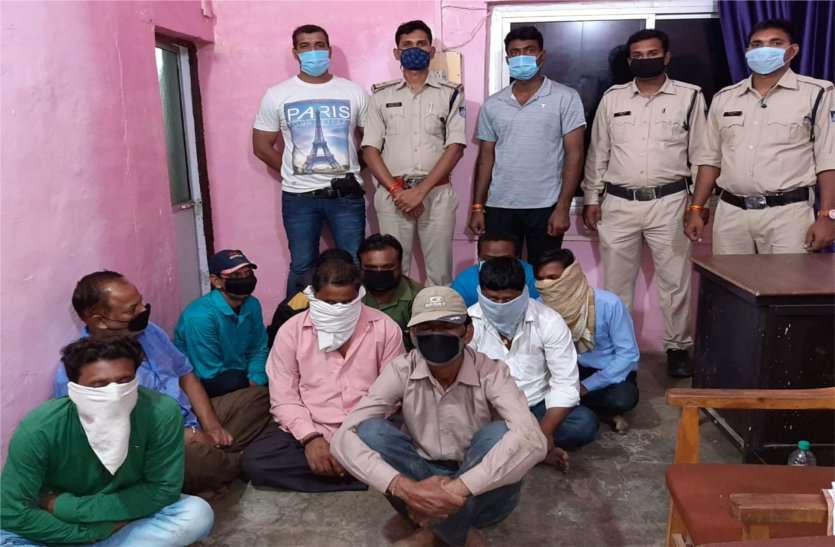 11 gamblers arrested for gambling in Bardha बारधा में जुआ खेलते 11 जुआरी गिरफ्तार, पढ़ें खबर