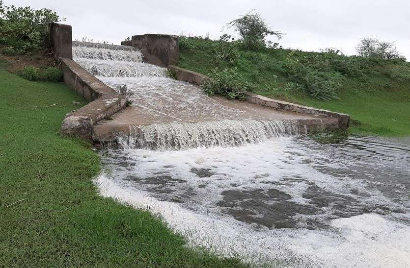 चाकसू के बरखेड़ा तालाब में 15 फुट पानी, चादर चली चाकसू के बरखेड़ा तालाब में 15 फुट पानी, चादर चली