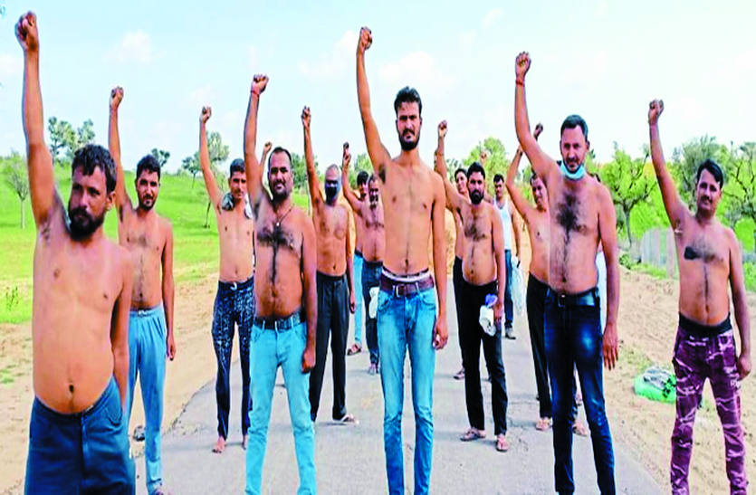 मुआवजा नहीं मिला तो इस तरह किया प्रदर्शन मुआवजा नहीं मिला तो इस तरह किया प्रदर्शन