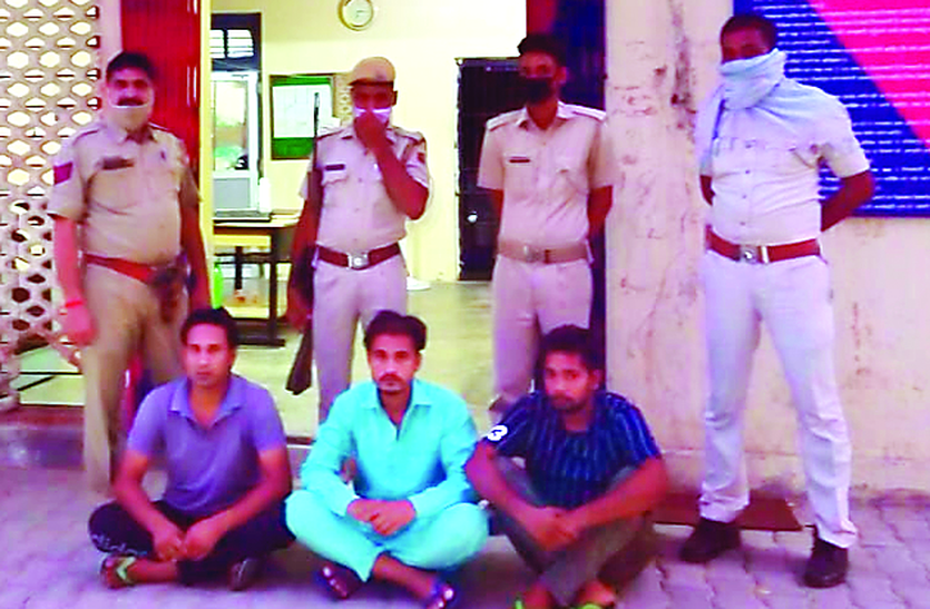पेट्रोल पंप लूट के तीन आरोपी गिरफ्तार पेट्रोल पंप लूट के तीन आरोपी गिरफ्तार