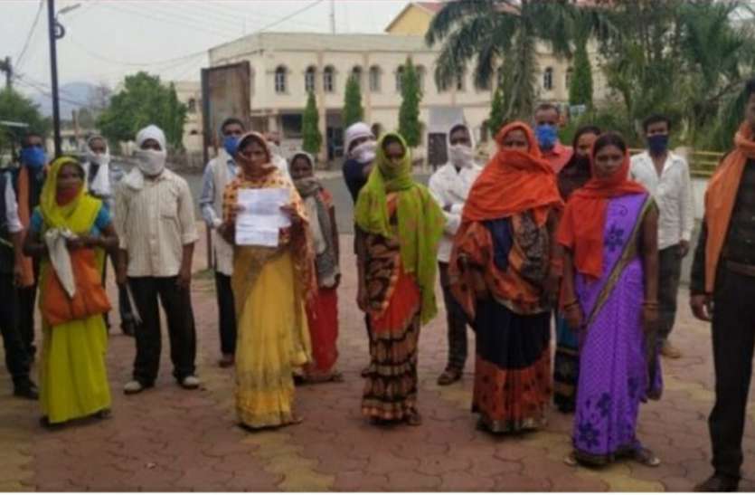 Villagers demand removal of sarpanch ग्रामीणों ने की सरपंच को हटाने की मांग