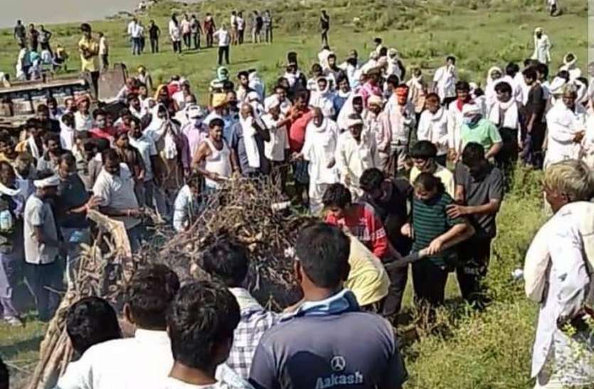 11 वर्षीय बेटी ने दी पिता को मुखाग्नि 11 वर्षीय बेटी ने दी पिता को मुखाग्नि