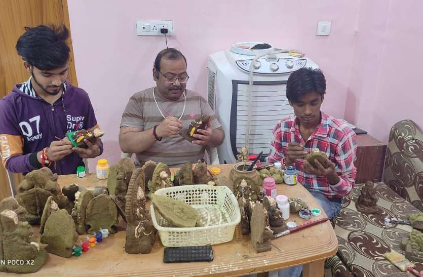 गाय के गोबर से बनी मूर्तियों की विदेशों में धूम गाय के गोबर से बनी मूर्तियों की विदेशों में धूम