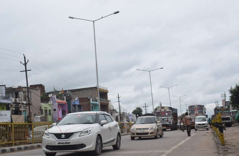 स्ट्रीट लाइट गुल, हो रहे हादसे स्ट्रीट लाइट गुल, हो रहे हादसे