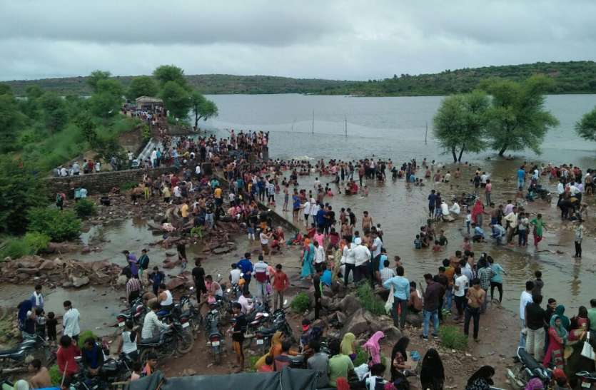 कोरोना में हो रही हैं ऐसी मस्ती जिसमें सरकार की कोरोना गाइड लाइन की उड़ रही हैं धज्जियां। कोरोना में हो रही हैं ऐसी मस्ती जिसमें सरकार की कोरोना गाइड लाइन की उड़ रही हैं धज्जियां।
