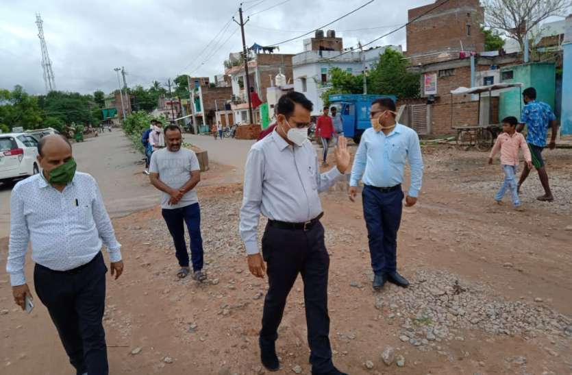 नवागत कलेक्टर संजय कुमार ने किया शहर का भ्रमण, अधिकारियों पर हुए नाराज बोले- आपकी लापरवाही से जनता परेशान This city hall, potholes, dirt, unfinished work on the roads, news in hindi, mp news, datia news शहर का ये हाल, सडक़ों पर गड्ढे, गंदगी, अधूरे काम