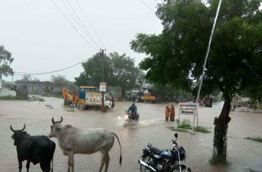 बिजली गिरने से तीन युवकों की मौत बिजली गिरने से तीन युवकों की मौत