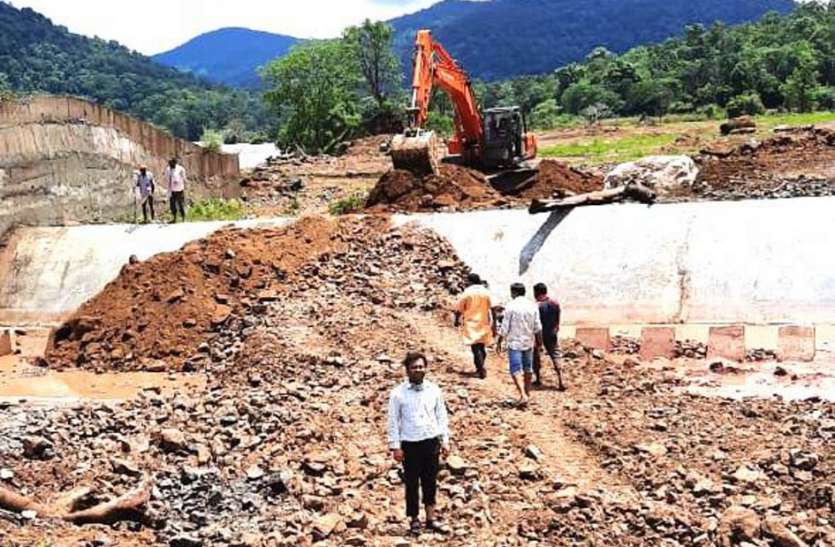 Collector inspected under-construction reservoir निर्माणाधीन जलाशय का कलेक्टर ने किया निरीक्षण
