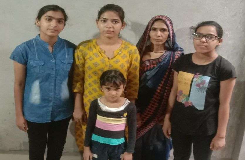बड़ी बहन बीना ने उठाया परिवार के साथ रेणूका का जिम्मा बड़ी बहन बीना ने उठाया परिवार के साथ रेणूका का जिम्मा