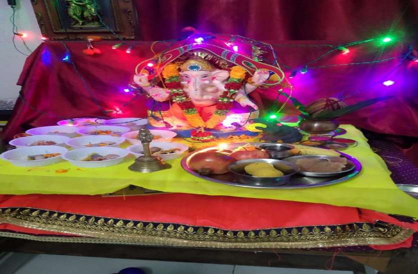 Ganesh chaturthi: बप्पा की भक्ति में डूबे भक्त, घरों में हुई स्थापना Ganesh chaturthi: बप्पा की भक्ति में डूबे भक्त, घरों में हुई स्थापना