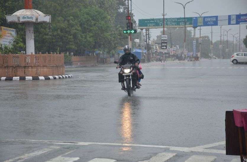 बरसें झमाझम मेघ तो अब लगा कि मानसून आया बरसें झमाझम मेघ तो अब लगा कि मानसून आया