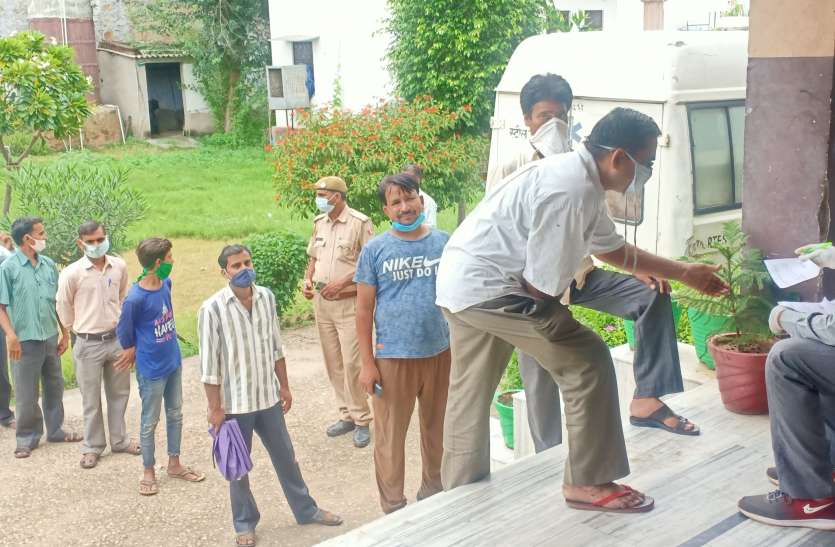 पुलिस की मौजूदगी में व्यापारियों ने कराई कोरोना जांच, अब खुलेंगे बाजार पुलिस की मौजूदगी में व्यापारियों ने कराई कोरोना जांच, अब खुलेंगे बाजार