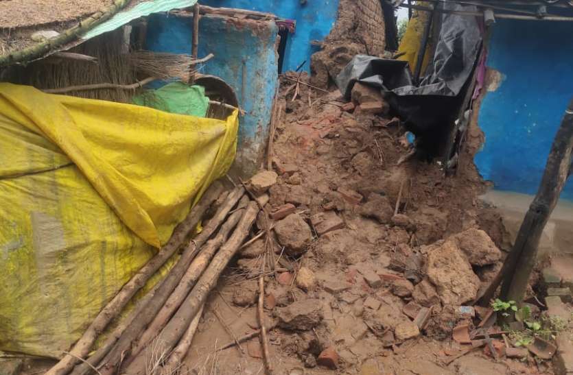 ग्राम पलासपानी की घटना बारिश से दो मकानों की दीवार गिरी, मां-बेटे घायल