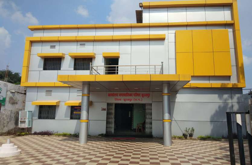 अपनी ही नगरपालिका सरकार के खिलाफ खड़े हो गए कांग्रेसी पार्षद, आंदोलन की दी चेतावनी अपनी ही नगरपालिका सरकार के खिलाफ खड़े हो गए कांग्रेसी पार्षद, आंदोलन की दी चेतावनी