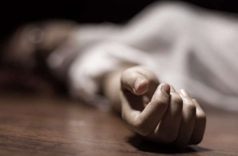 dead-womans-body-with-focus-on-hand-picture-id177417670-696x435_1.jpg सड़क किनारे पड़ी मिली महिला की लाश, शरीर पर मिले चोटों के निशान