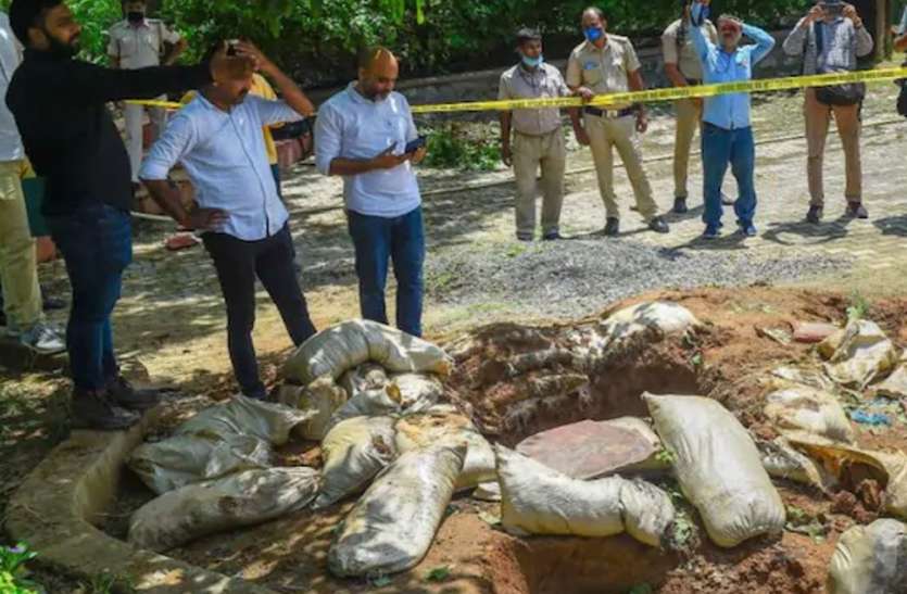 आखिरकार आतंकी अबू यूसुफ का सुसाइड बॉम्बर वाला जैकेट बरामद आखिरकार आतंकी अबू यूसुफ का सुसाइड बॉम्बर वाला जैकेट बरामद