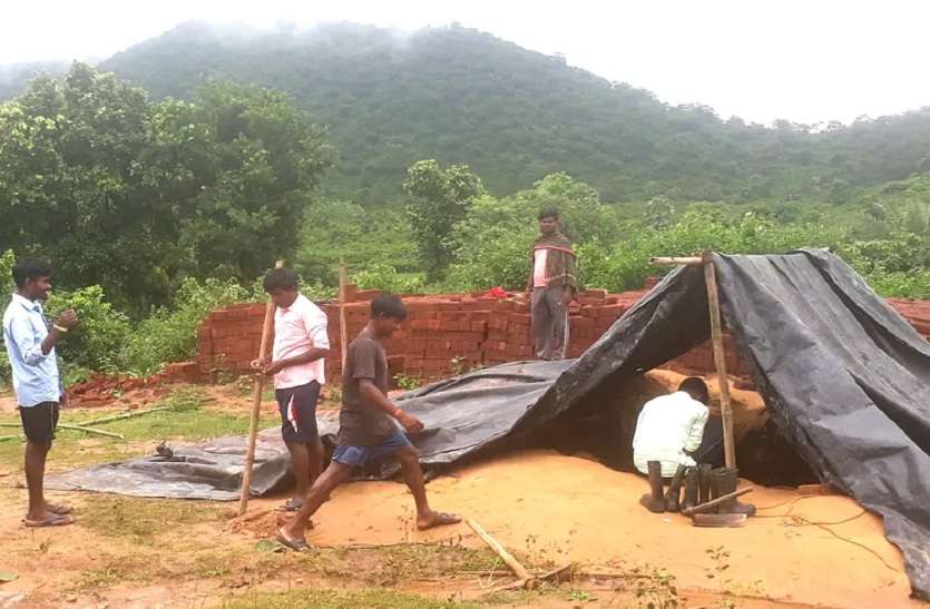 मालामाल बनने की अफवाह ने ग्रामीणों की अच्छी-खासी मेहनत करा दी मालामाल बनने की अफवाह ने ग्रामीणों की अच्छी-खासी मेहनत करा दी