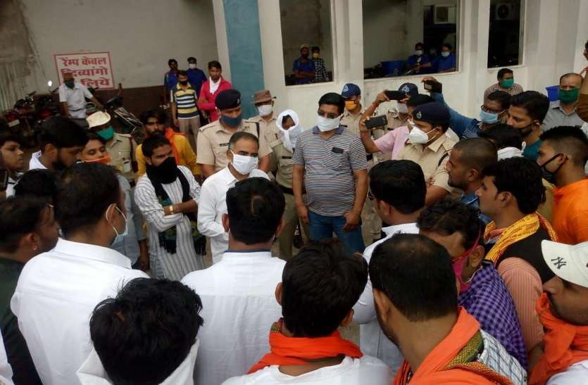 Memorandum submitted by the members of the Uttishtha Bharat Committee to the Chief Station Manager