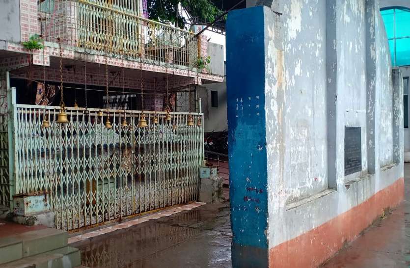 The wall, which is being sought to be removed. रेलवे ने सौंदर्यीकरण में मंदिर के सामने खड़ी की दीवार, हटाने की मांग