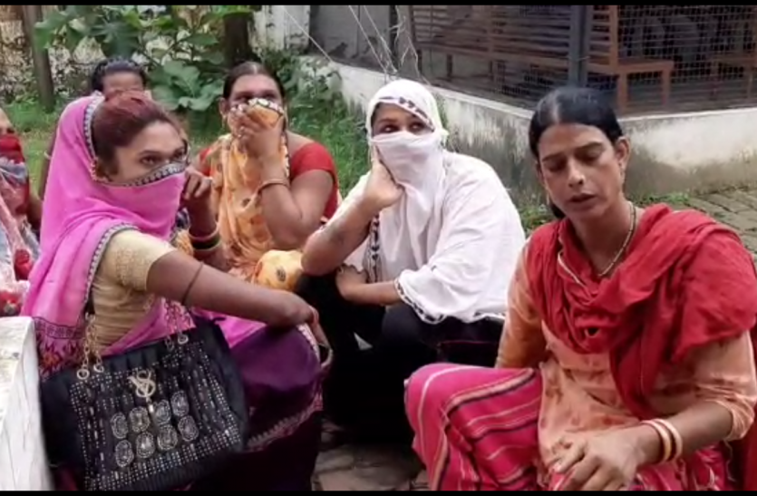 Transgender यूपी की बेरहम पुलिस, महीना नहीं मिला तो किन्नरों को सरेआम पीटा, किन्नरों ने की एसपी से फरियाद