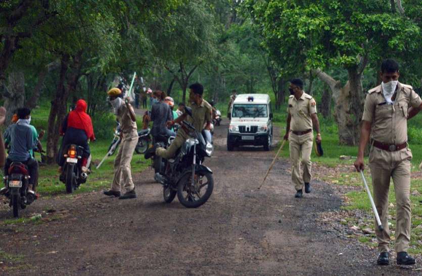 लॉकडाउन लॉकडाउन में सड़क पर घूमते मिले उन्हें पुलिस ने दौड़ाया