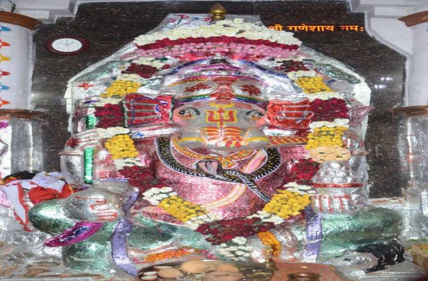 जोधपुर के मंडोर में 15 फीट के गणेश जंजीरों से बांध रखे है काला गोरा भैरू जोधपुर के मंडोर में 15 फीट के गणेश जंजीरों से बांध रखे है काला गोरा भैरू