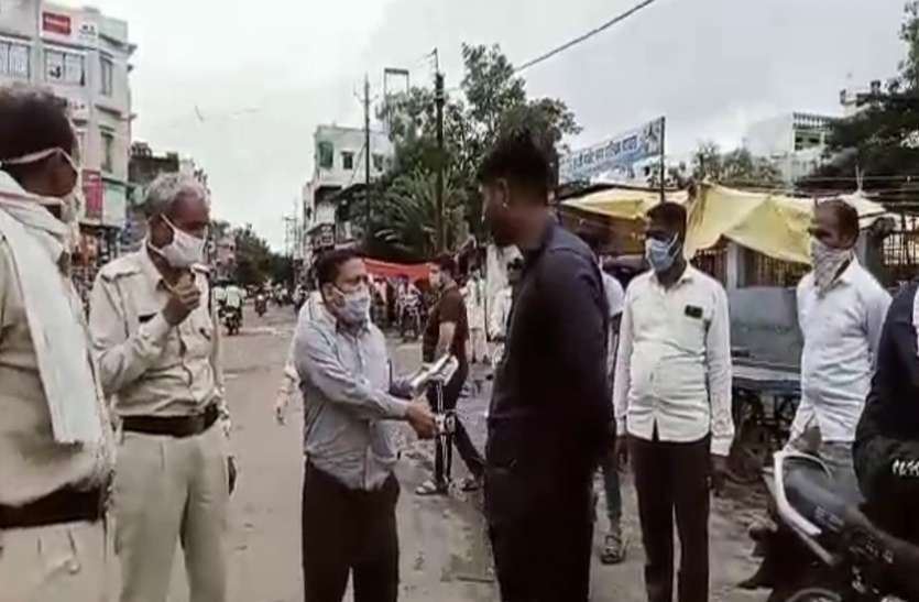 पुलिसकर्मी ने कहा- मैं मास्क पहनूं या ना पहनूं आप कौन होते हैं, तहसीलदार ने भेज दिया जेल पुलिसकर्मी ने कहा- मैं मास्क पहनूं या ना पहनूं आप कौन होते हैं, तहसीलदार ने भेज दिया जेल
