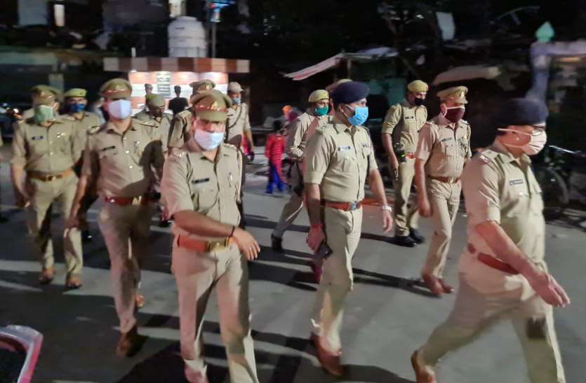 meerut.jpg हाईकोर्ट के आदेश के बाद संपूर्ण लॉकडाउन में दिखी पुलिस की सख्ती