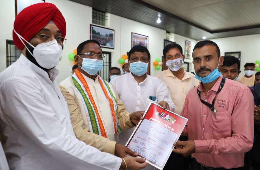 खाद्य मंत्री ने सीएम के जन्मदिन पर पहले काटा केक फिर कोरोना वारियर्स को किया सम्मानित खाद्य मंत्री ने सीएम के जन्मदिन पर पहले काटा केक फिर कोरोना वारियर्स को किया सम्मानित