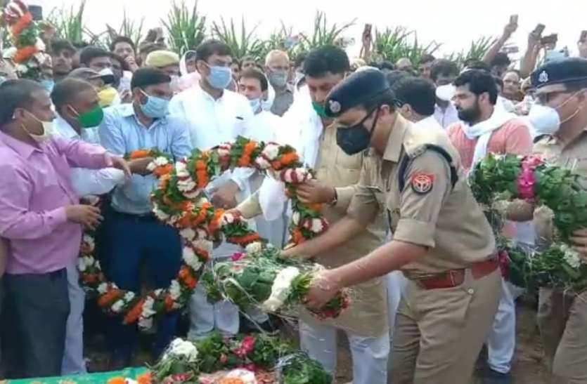 muzaffarnagar.jpg सेना के जवान को नम आंखों से दी गई अंतिम विदाई, मंत्री समेत डीएम और एसएसपी भी पहुंचे