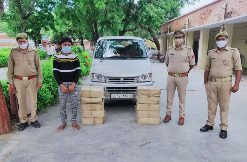noida.jpg कार से शराब तस्करी करने वाला शराब तस्कर गिरफ्तार, 10 पेटी शराब बरामद