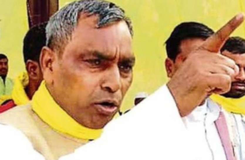 किसानों की समस्या पर चर्चा नहीं जनता को शायरी सुना रहे योगीजी : ओम प्रकाश राजभर किसानों की समस्या पर चर्चा नहीं जनता को शायरी सुना रहे योगीजी : ओम प्रकाश राजभर