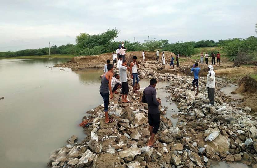 ब्लास्ट करके एनिकट की चादर को किया क्षतिग्रस्त ब्लास्ट करके एनिकट की चादर को किया क्षतिग्रस्त