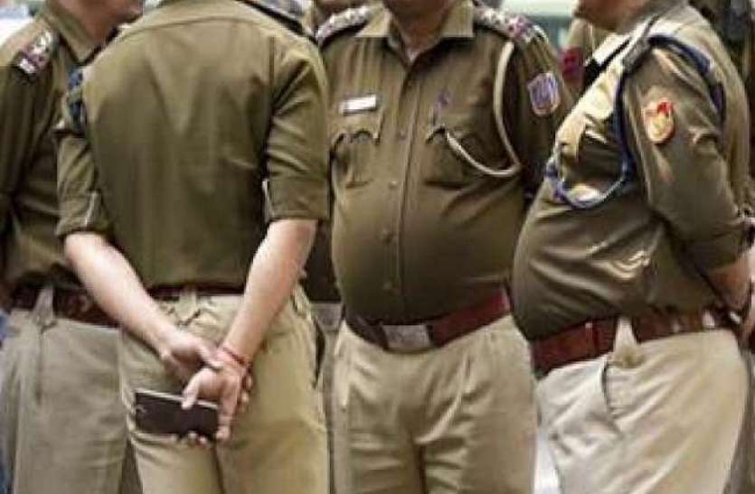 photo6201492193840048715.jpg गोकशी के वांछित के घर दबिश देने गई पुलिस टीम पर जानलेवा हमला, सिपाही का मोबाइल भी लूटा