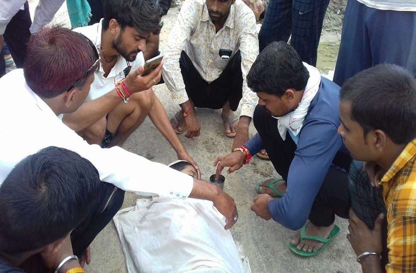 आठ साल के बच्चे की सर्पदंश से मौत के बाद चलता रहा अंधविश्वास का खेल आठ साल के बच्चे की सर्पदंश से मौत के बाद चलता रहा अंधविश्वास का खेल