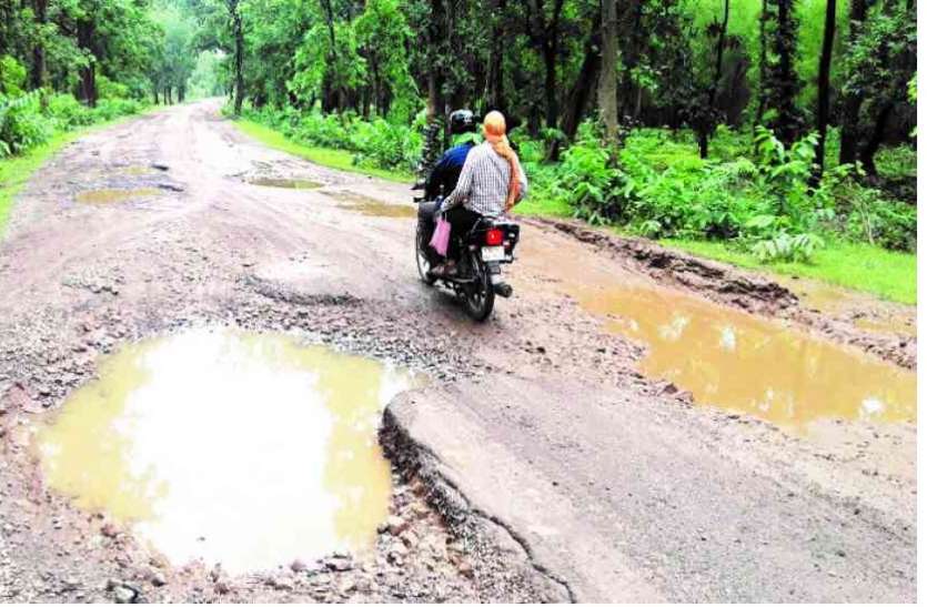 प्रधानमंत्री ग्राम सड़क योजना के तहत बनी सड़क तीन महीने में ही गड्ढों में तब्दील हो गई प्रधानमंत्री ग्राम सड़क योजना की रोड