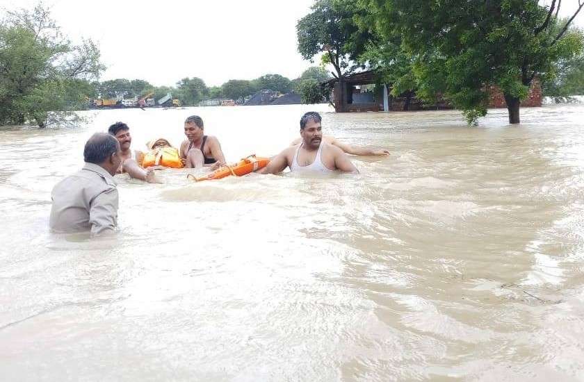 बाढ़ में फंसे बच्चे को बचाने को लिए पुलिसकर्मी ने जोखिए में डाली जान, कंधे पर बैठाकर सुरक्षित पहुंचाया