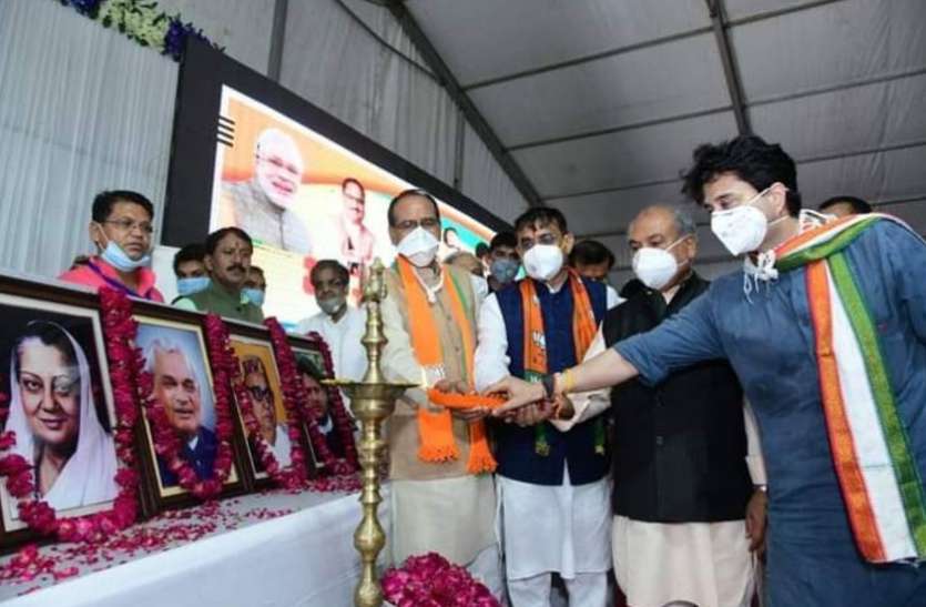 भाजपा के महासदस्यता अभियान में सिंधिया के गले में 'कांग्रेसी गमझा', कहा- मोदी से एक मामले में आगे हैं कमलनाथ भाजपा के महासदस्यता अभियान में सिंधिया के गले में 'कांग्रेसी गमझा', कहा- मोदी से एक मामले में आगे हैं कमलनाथ